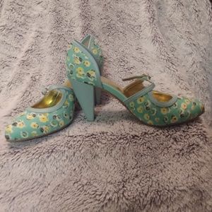 Architectural heel pumps